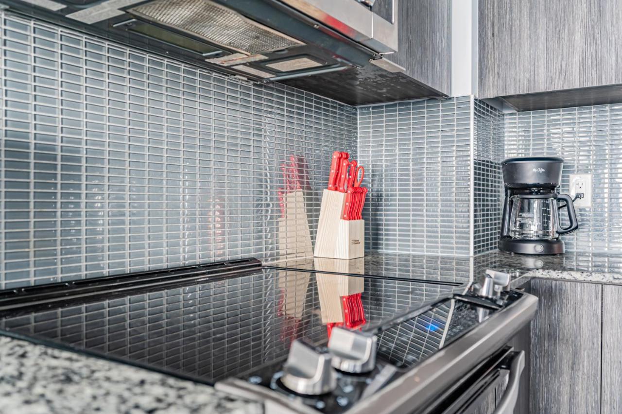Condo In Parklawn & Lake Shore With Free Parking Close To Airport Toronto Exterior photo