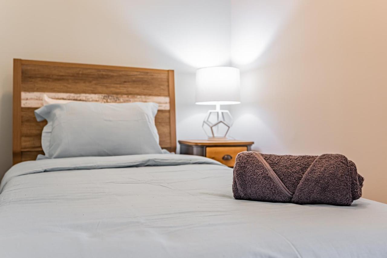 Condo In Parklawn & Lake Shore With Free Parking Close To Airport Toronto Exterior photo