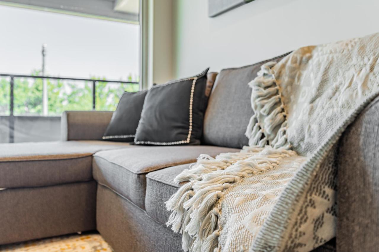 Condo In Parklawn & Lake Shore With Free Parking Close To Airport Toronto Exterior photo