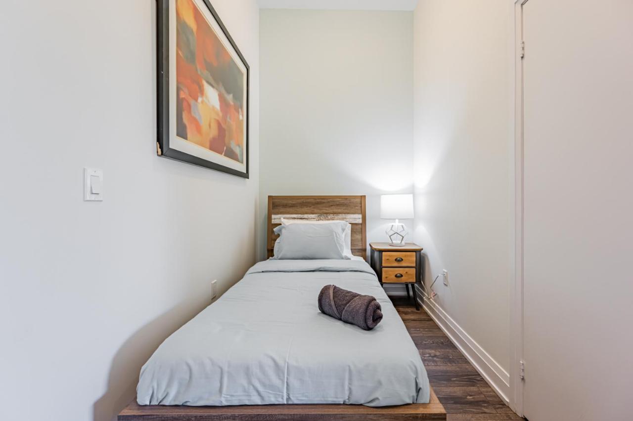 Condo In Parklawn & Lake Shore With Free Parking Close To Airport Toronto Exterior photo