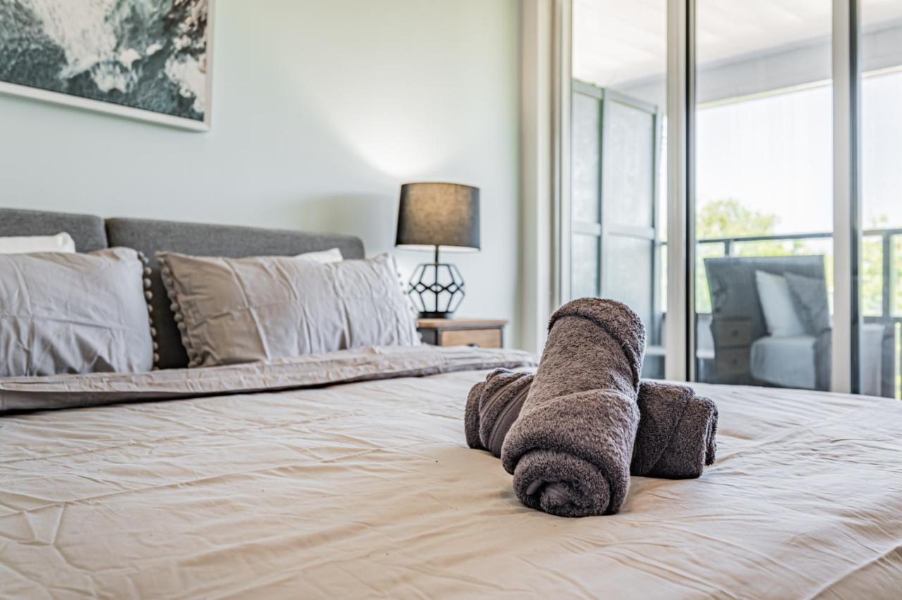 Condo In Parklawn & Lake Shore With Free Parking Close To Airport Toronto Exterior photo